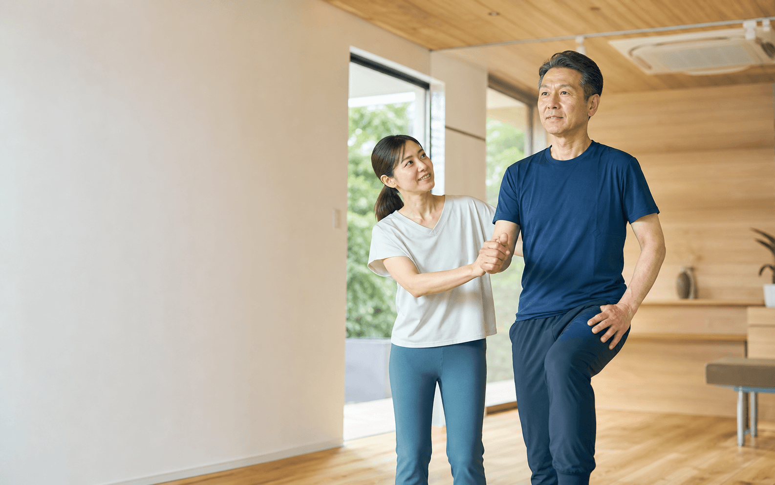 資格を持つ伴走者と一緒に、無理のない運動を行う男性
